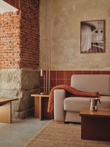 Viviendas reformadas por Zooco Estudio en el barrio de Malasaña, interior contemporáneo con materiales cálidos y diseño funcional
