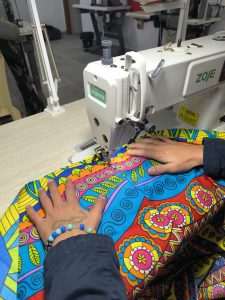 Taller de costura y reinserción social desarrollado por Kassumay en España, orientado a mujeres en procesos de acompañamiento y autonomía.