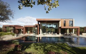 Casa La Finca, vivienda diseñada por Ramón Esteve en la sierra de Madrid con acero corten, mampostería y relación directa con la naturaleza