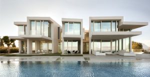 Casa Sardinera frente al Mediterráneo, vivienda de arquitectura contemporánea diseñada por Ramón Esteve Estudio con hormigón blanco y grandes voladizos