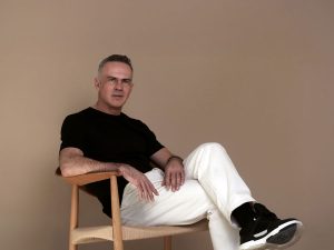 Retrato del arquitecto y diseñador Ramón Esteve, Premio de Honor Casa Decor 2026, referente del diseño contemporáneo español