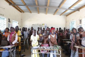 Aula escolar gestionada por Kassumay en Senegal, donde mujeres y niñas acceden a educación como herramienta clave para el desarrollo social.
