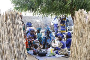 Mujeres de la comunidad reunidas en Senegal durante una actividad social impulsada por la ONG Kassumay, enfocada en el empoderamiento femenino y el desarrollo comunitario.