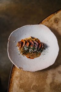 Plato de Triciclo Catering elaborado con producto de temporada y técnica contemporánea para la experiencia gastronómica de Casa Decor 2026