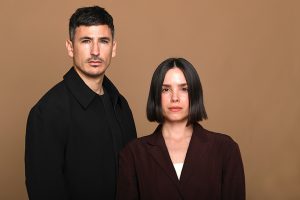 Retrato de Jordi Iranzo y Ángela Montagud, fundadores de Clap Studio, estudio creativo especializado en interiorismo, diseño de producto e instalaciones artísticas.