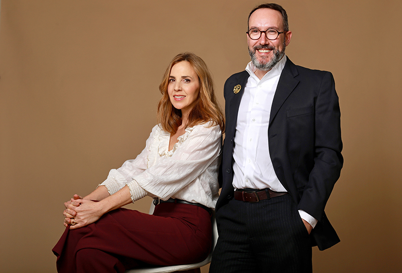 Aitor Viteri y Elena Lapeña, fundadores del estudio Viteri/Lapeña, interioristas en Casa Decor 2026 con el diseño de un baño para Strohm Teka.