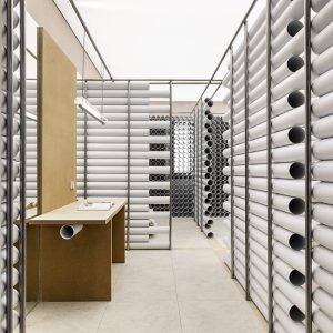 Baño conceptual en Casa Decor 2026 con estructura de tubos visibles y diseño arquitectónico innovador