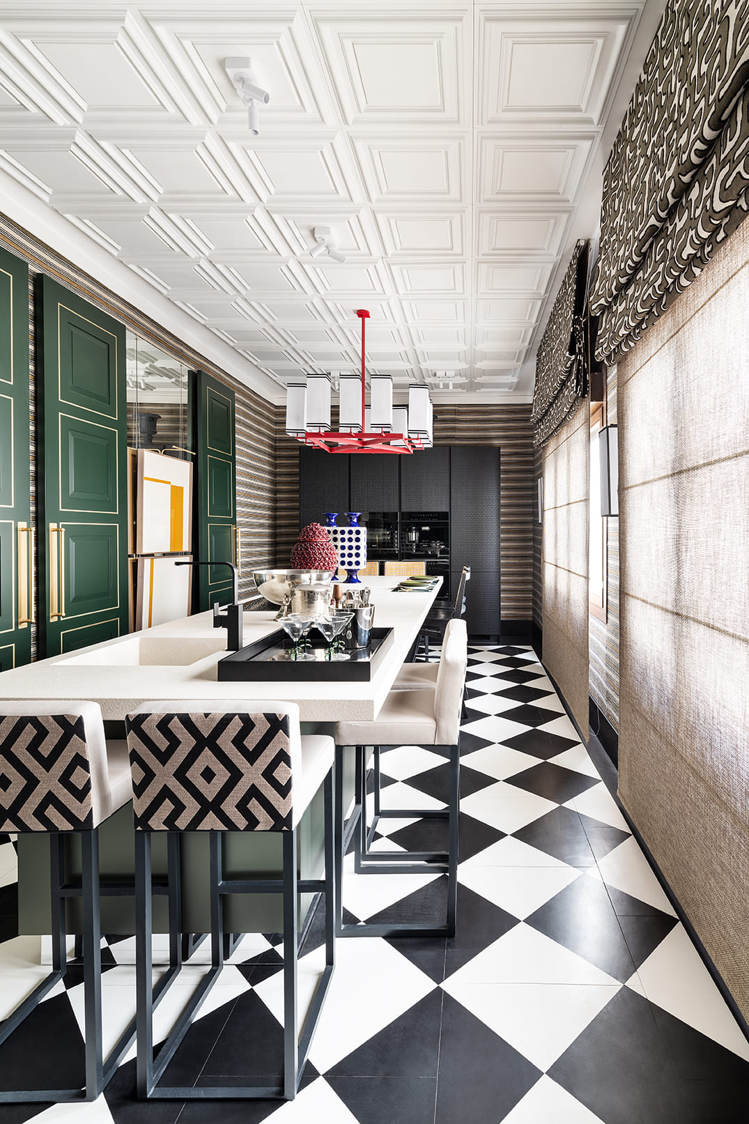 Cocina diseñada por Manuel Espejo con textiles de Coste Este Fabrics, estores de lino, tapicerías jacquard y tejidos naturales en combinación con mobiliario contemporáneo