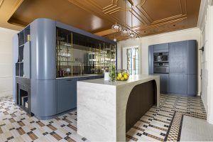 Cocina de diseño en Casa Decor 2026 con isla central, mobiliario modular azul y suelo de mosaico decorativo