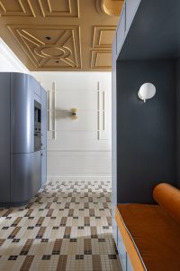 Transición entre espacios en vivienda modular con suelo geométrico y mobiliario integrado en Casa Decor 2026