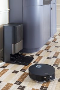 Robot aspirador integrado en mobiliario de cocina moderna en loft de Casa Decor 2026