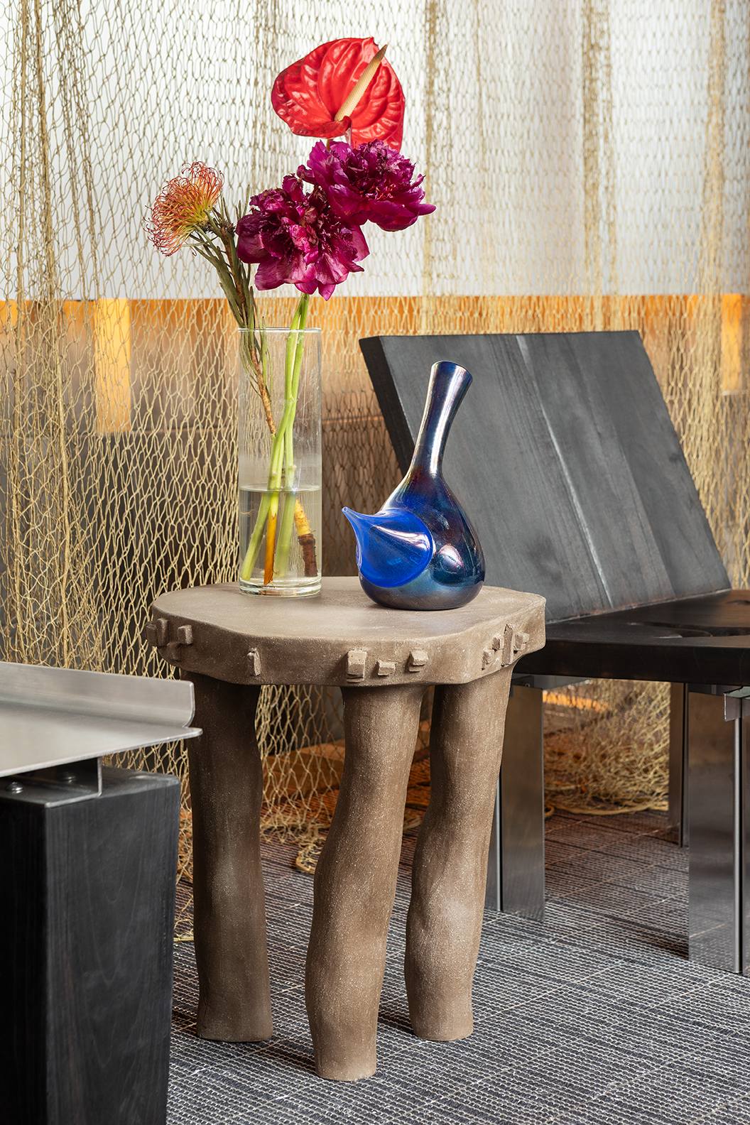Mesa Sculptural negra de Studio Wild Orange integrada en el espacio Dos latitudes de TARQ Studio en Casa Decor 2026