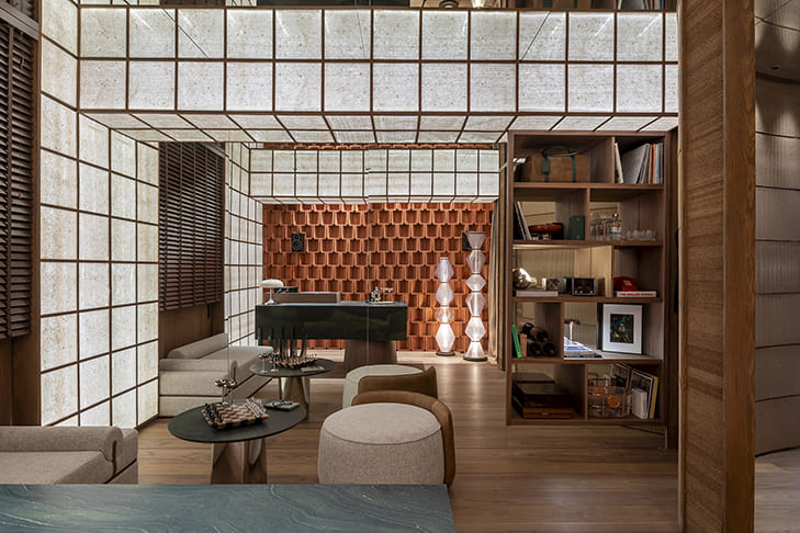 Espacio AITEX Listening Bar con sofá y puff redondo de diseño, textiles tecnológicos y interiorismo sensorial en Casa Decor 2026 por Paccieri Studio