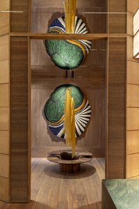 Escultura textil de seda natural teñida con colorantes vegetales y alfombra mural diseñada por Mariana Paccieri para AITEX en Casa Decor 2026.
