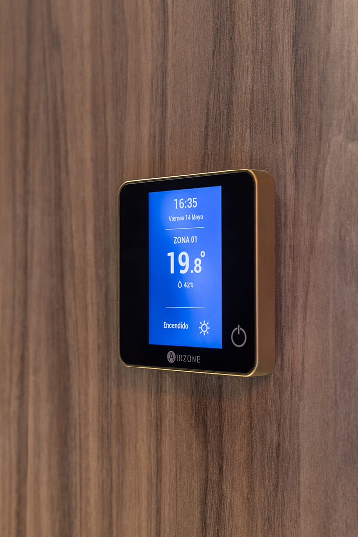 Termostato Airzone Premium integrado en pared de madera para control de climatización en Casa Decor 2026