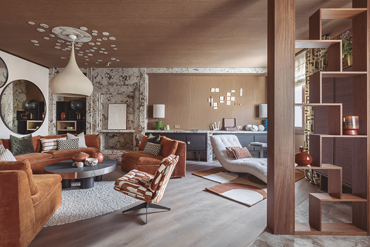 Suelo y carpintería en madera Sanrafael en salón Casa Decor 2026, diseño interior cálido con materiales nobles