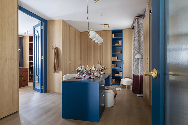 Espacio Sanrafael / Casa Decor 2026 / vestidor íntimo en madera de roble con isla tocador azul, carpintería a medida, textiles cálidos y estilo contemporáneo elegante