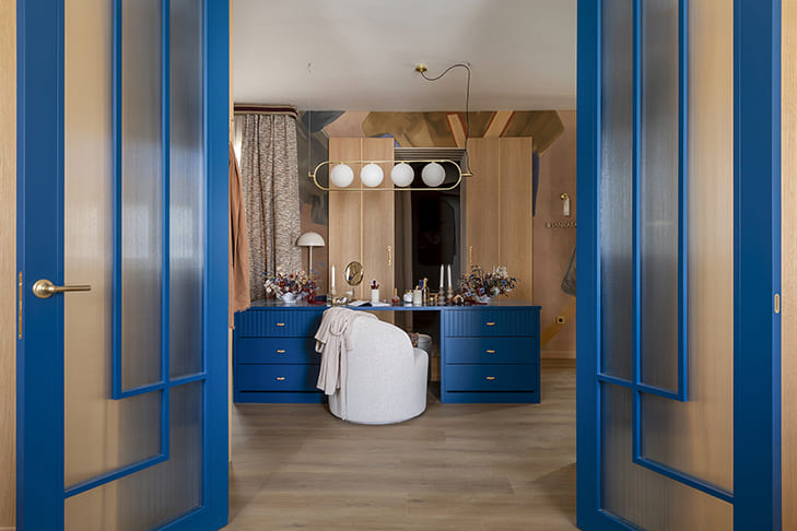 Espacio Sanrafael / Casa Decor 2026 / tocador central con isla doble, madera de roble, tonos azules y granates y diseño interiorista cálido y sofisticado