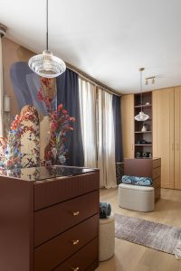 Cortinas azules con visillos en el vestidor Sanrafael de Casa Decor 2026