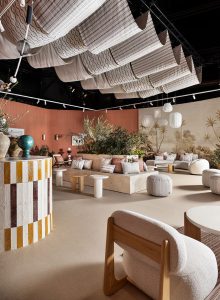 Espacio KASBAH diseñado por Devesa & Agenjo Interiorismo para Casa Decor y ARCOmadrid, con sofás modulares, pufs y toldo textil suspendido en tonos terracota y neutros