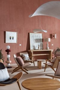 Butacas de madera Carl Hansen & Son con mesas auxiliares y decoración mediterránea en la sala KASBAH de Casa Decor