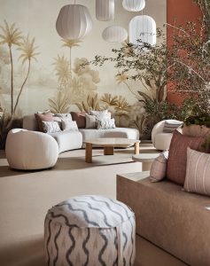 Detalle del mural Guinea de CR Class con palmeras y vegetación en la Sala 45 de Casa Decor diseñada por Devesa & Agenjo Interiorismo