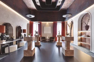 Zona social del Espacio Valpaint con luminarias suspendidas Tray de Arkoslight, iluminación ambiental cálida y mobiliario escultórico en Casa Decor 2026