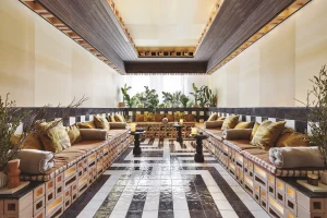 Salón El viaje del humo con banco y celosías cerámicas en tonos terracota en Casa Decor 2026