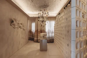 Espacio Caverna Industrial de UDIT con tótem-hoguera y celosía iluminada en Casa Decor 2026