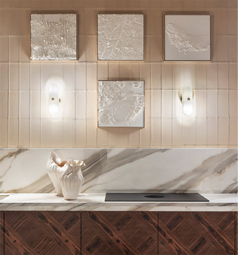 Encimera de cocina en Casa Decor con iluminación puntual y apliques murales, diseño elegante con materiales cerámicos y luz ambiental