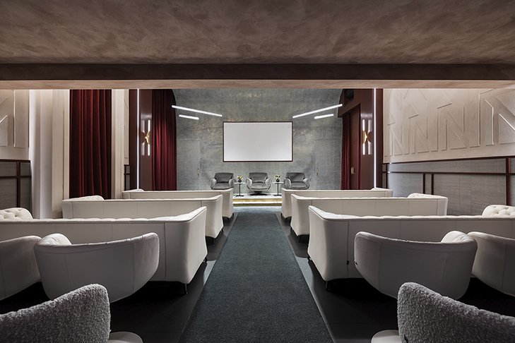 Puertas enrasadas de madera MDF de Proma camufladas en pared en Casa Decor 2026, carpintería oculta con herrajes invisibles