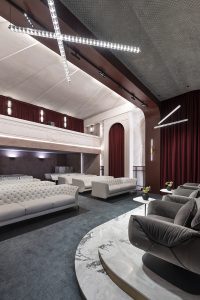 Luminarias suspendidas Loop de Arkoslight, con diseño de anillos de luz, en el Auditorio Valpaint de Miguel Muñoz para Casa Decor 2026.