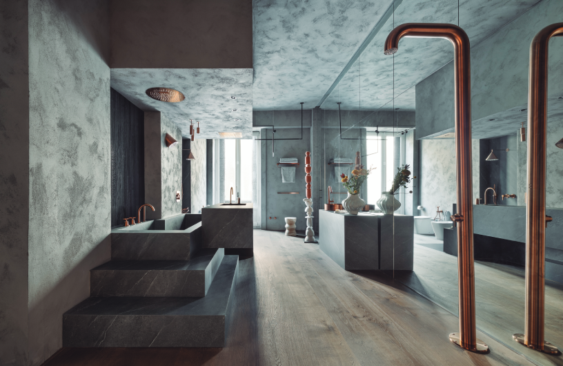 Baño inspirado en el ritual japonés ofuro con bañera de piedra y grifería cobre de ramonsoler, diseño de Carmen Barasona en Casa Decor 2026