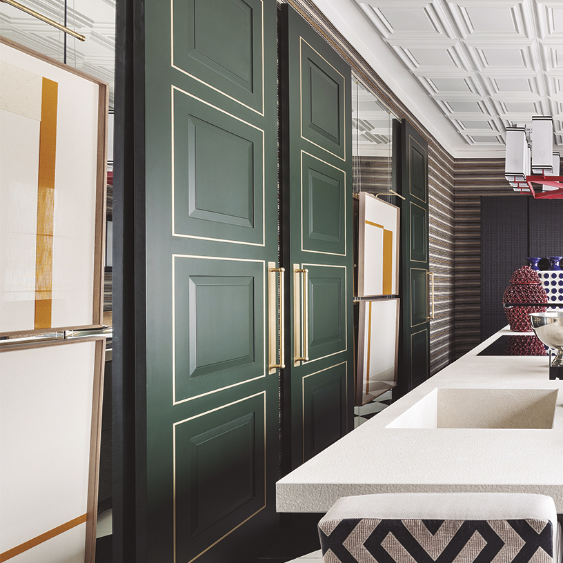 Puertas de madera lacadas con cuarterones y tiradores dorados en cocina de Casa Decor 2026, carpintería decorativa de alto nivel