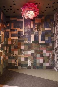 Mural de mosaico cerámico multicolor con piezas de pequeño formato de Mainzu, combinando texturas, relieves y acabados brillantes en “El jardín de los sentidos”