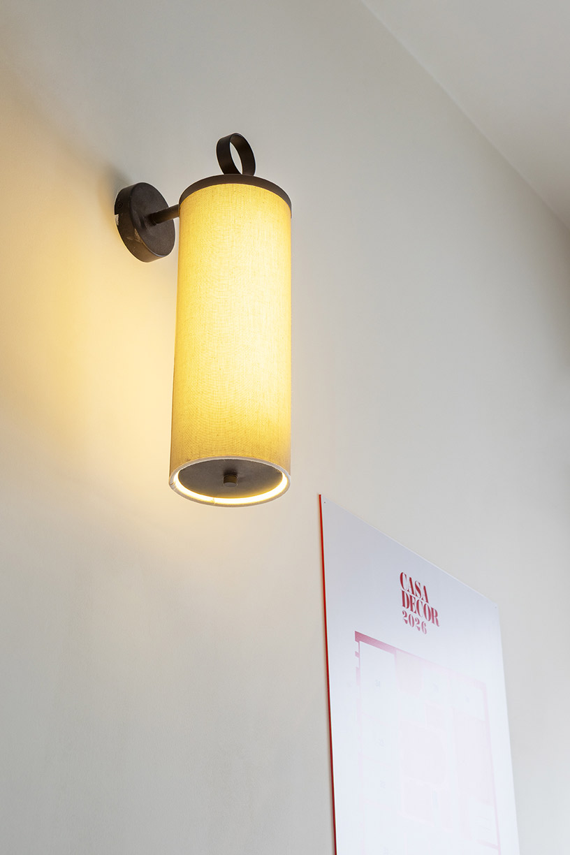 Aplique Nooi de Aromas del Campo con pantalla textil cilíndrica iluminando zonas de paso en Casa Decor 2026