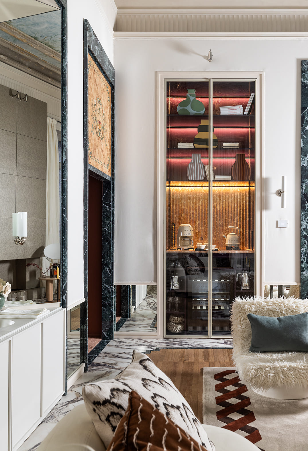 Armario vitrina a medida de Sidón con puertas de cristal y estructura metálica en Casa Decor 2026, carpintería contemporánea de precisión