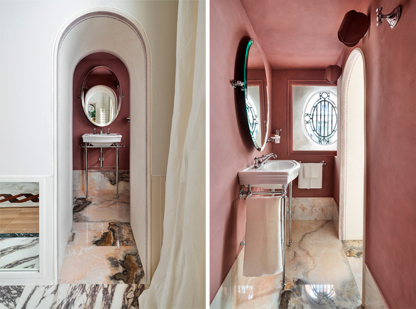Baño de diseño clásico en tonos burdeos con sanitarios Devon&Devon, arco arquitectónico y suelo de mármol en suite italiana