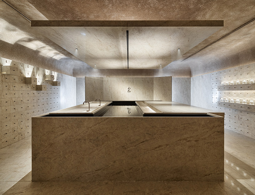 Espacio Cosentino Manantial en Casa Decor 2026, interiorismo minimalista con piedra natural, gran pila de agua central e iluminación suave de ambiente relajante