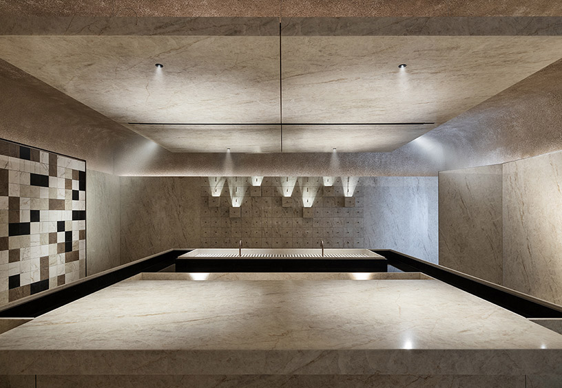 Detalle del Espacio Cosentino Manantial en Casa Decor 2026, diseño interior en tonos neutros con superficies minerales y luz integrada de estilo contemporáneo