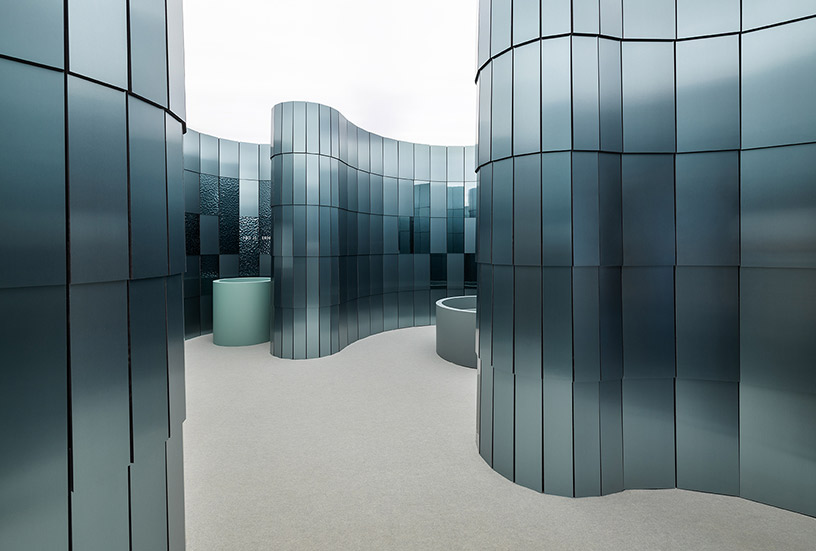 Espacio Homapal de Clap Studio en Casa Decor 2026, interiorismo conceptual con paneles metálicos curvos y acabados reflectantes de aire futurista