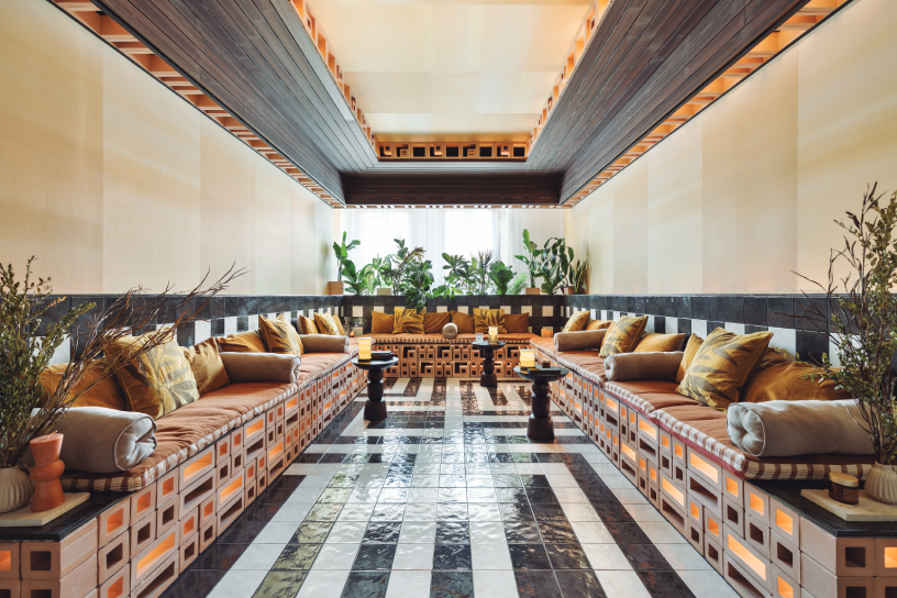 Espacio Impar Design en Casa Decor 2026 con tonos terracota, zona lounge con sofás, textiles cálidos y diseño contemporáneo