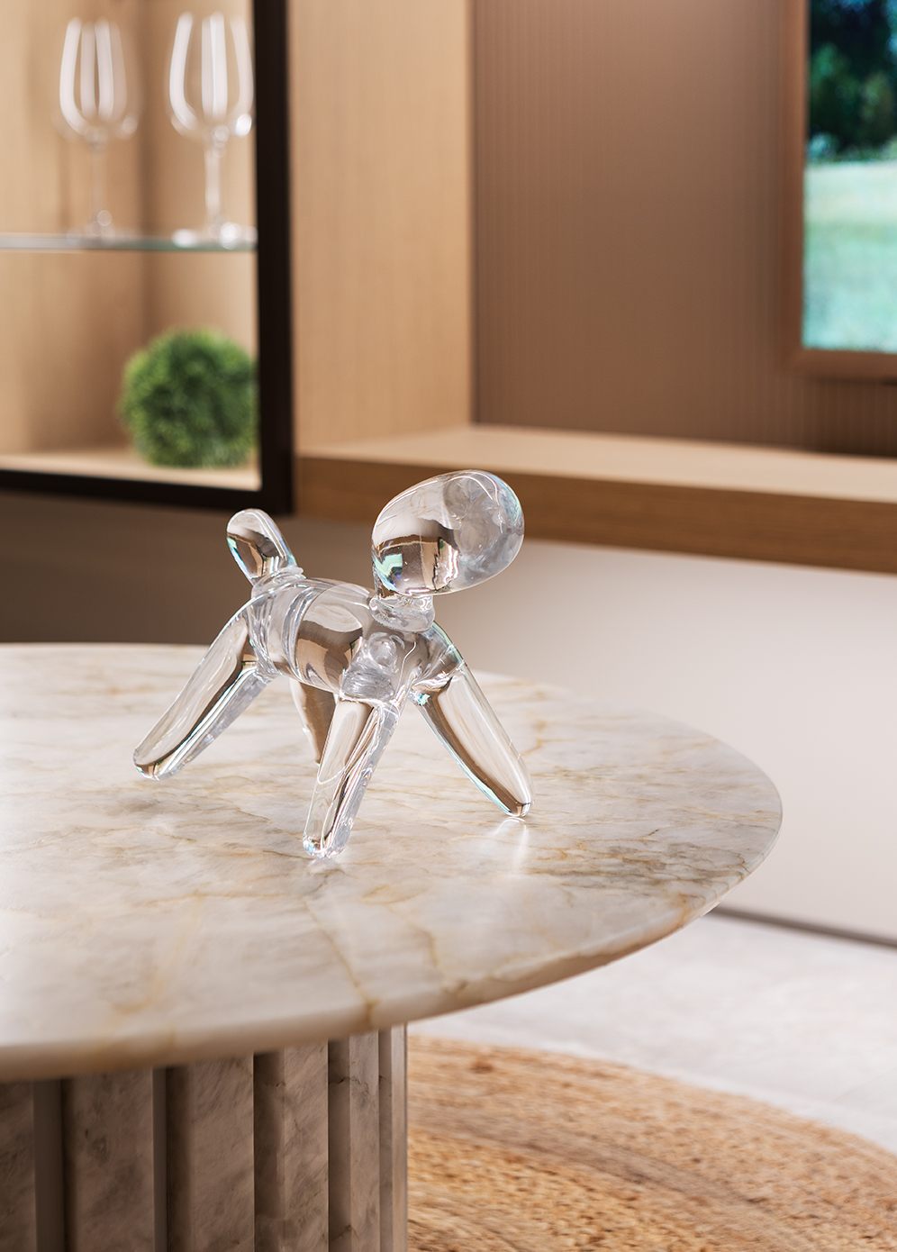 Escultura decorativa en vidrio soplado con forma de perro de Rafa Abdón en el espacio Leicht por Equipo Leicht