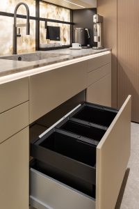 Sistema de reciclaje Flexon Low y soluciones de organización Blanco en la cocina Leicht de Casa Decor 2026
