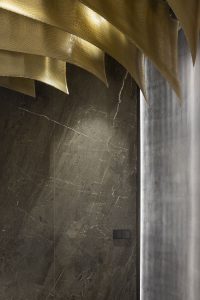 Instalación conceptual en Casa Decor con mesa y paredes en superficie cerámica efecto piedra Breccia Imperiale