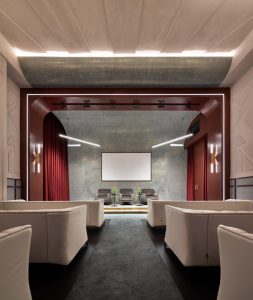 Auditorio Espacio Valpaint en Casa Decor 2026 con iluminación arquitectónica de Arkoslight, luminarias Loop suspendidas, focos empotrados y butacas en un diseño contemporáneo de Miguel Muñoz