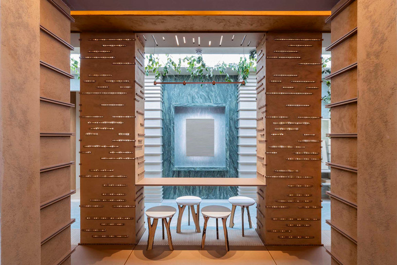 Patio interior de Greco Gres diseñado por Beatriz de Diego de Granjo con piezas de gres Frontek y banquetas Schindlersalmerón