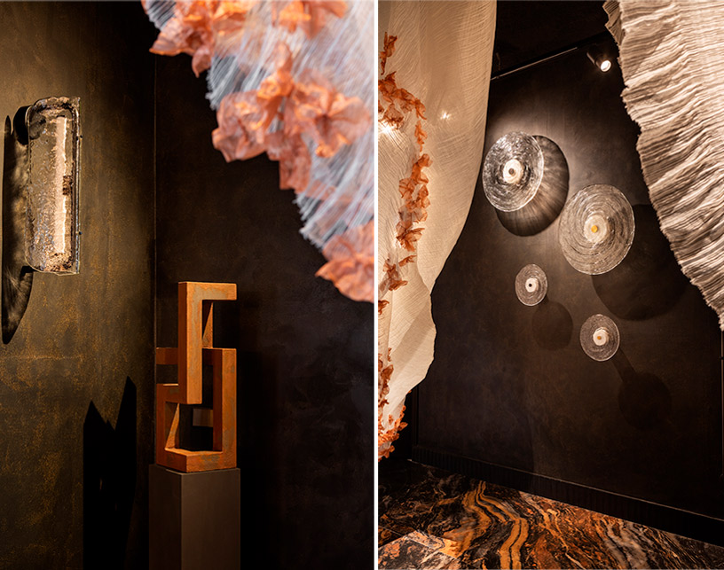 Baño Aether de Jacob Delafon con apliques Lida de Aromas del Campo, iluminación decorativa en vidrio texturizado y composición mural escultórica