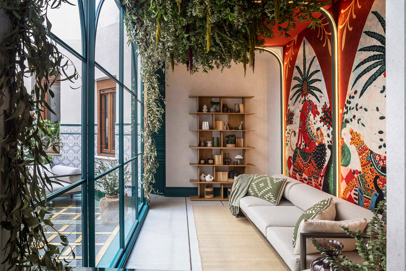 Espacio JSYF “La del Patio” diseñado por Studio Mo con mural de Arte y carpintería de vidrio de Sidon en Casa Decor