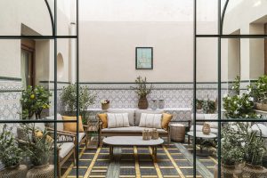 Patio del Espacio JYSK con suelo de pavés y piezas cerámicas en Casa Decor 2026